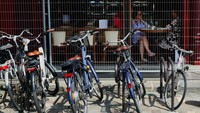 Meskipun pemilik restoran memahami risiko keamanan, hanya sedikit yang memperkirakan dampak dari tindakan tersebut terhadap bisnis mereka, karena beberapa restoran memiliki pelanggan hingga 80% lebih sedikit dengan tindakan baru ini, menurut ketua asosiasi pemilik restoran Prancis, Alain Fontaine.
