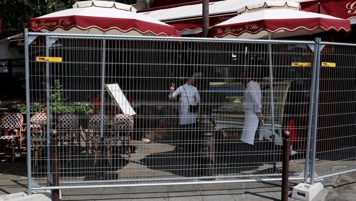 A view of an empty terrace on Le Flore en L’ile restaurant on the Ile Saint-Louis as the security perimeter for the opening ceremony is deployed ahead of the Paris 2024 Olympics and Paralympics Games in Paris, France, July 18, 2024. REUTERS/Kevin Coombs