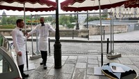 Restoran-restoran di sepanjang Sungai Seine Paris biasanya ramai dengan aktivitas pada akhir pekan musim panas. Namun semuanya praktis sepi pada hari Minggu (21/7), karena polisi telah memberlakukan garis keamanan di sepanjang sungai.