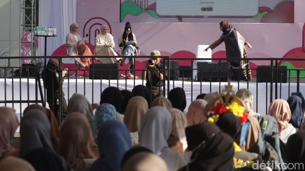 Foto Desi Rachmi saat audisi Emeron Hijab Hunt 2024, menampilkan aksi monolog. Foto Desi Rachmi saat audisi Emeron Hijab Hunt 2024, menampilkan aksi monolog.