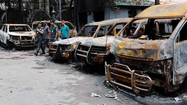 Gedung hingga Kendaraan Hangus Terbakar Imbas Rusuh di Bangladesh