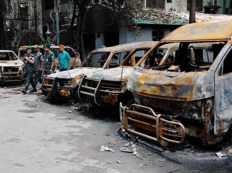 Gedung hingga Kendaraan Hangus Terbakar Imbas Rusuh di Bangladesh