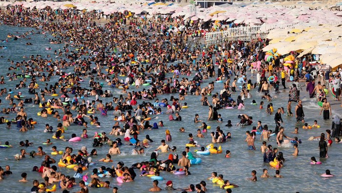 Gelombang Panas Menghantam, Wisatawan Tetap Liburan ke Pantai Mesir Meski sedang dihantam gelombang panas, pantai di kota Mediterania Alexandria, Mesir ini ramai dikunjungi wisatawan. Ini potretnya.