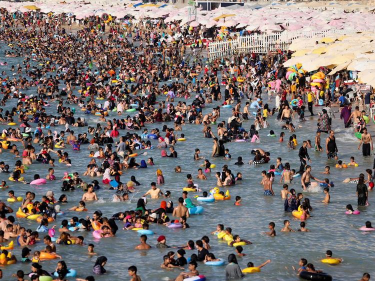 Pantai Mesir Tetap Ramai Wisatawan, meski Dikuasai Gelombang Panas