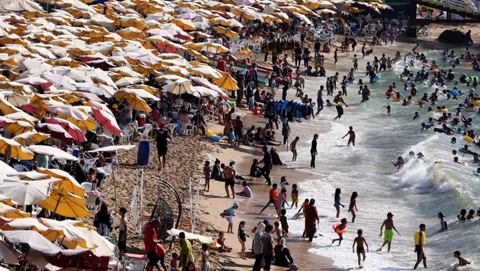 Gelombang Panas Menghantam, Wisatawan Tetap Liburan ke Pantai Mesir Meski sedang dihantam gelombang panas, pantai di kota Mediterania Alexandria, Mesir ini ramai dikunjungi wisatawan. Ini potretnya.