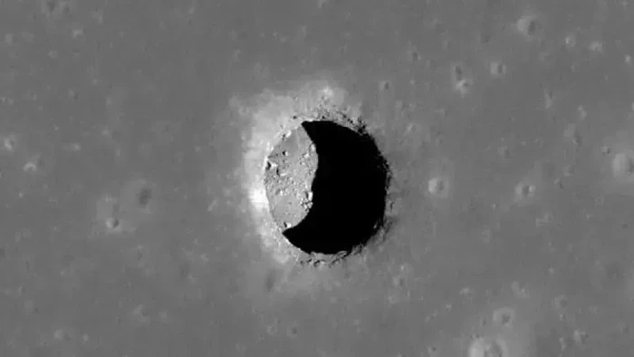 Gua ditemukan di bulan