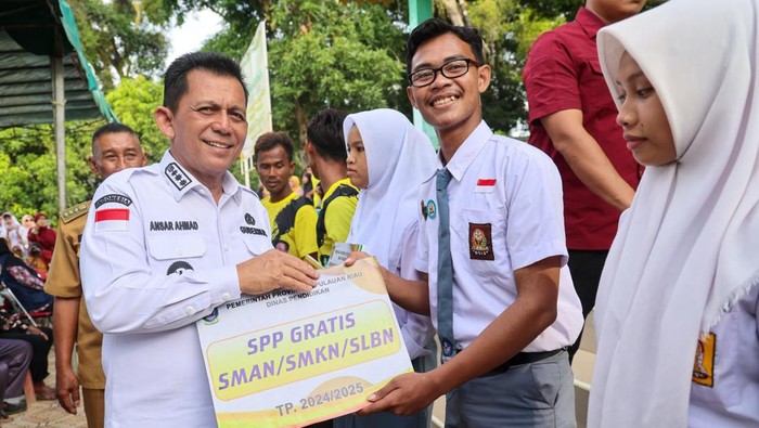Gubernur Kepri, Ansar Ahmad menyerahkan secara simbolis SPP gratis ke siswa SMA. (Foto: Dok Diskominfo Kepri)