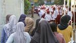 Cerianya Guru di Batang Sambut Anak-anak Saat Hari Pertama Sekolah