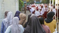 Sejumlah orang tua siswa baru melihat anaknya yang mengikuti kegiatan pengenalan kelas dan guru di SDN Proyonanggan 03, Kabupaten Batang, Jawa Tengah, Senin (22/7/2024).