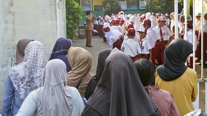 Sejumlah orang tua siswa baru melihat anaknya yang mengikuti kegiatan pengenalan kelas dan guru di SD N Proyonanggan 03, Kabupaten Batang, Jawa Tengah, Senin (22/7/2024). Pada hari pertama masuk sekolah tahun ajaran 2024-2025, para siswa mulai mengikuti pelajaran dengan diawali apel pagi dan pengenalan guru serta ruang kelas baru. ANTARA FOTO/Harviyan Perdana Putra/tom.