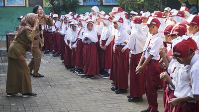 Cerianya Guru di Batang Sambut Anak-anak Saat Hari Pertama Sekolah