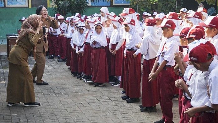 Sejumlah orang tua siswa baru melihat anaknya yang mengikuti kegiatan pengenalan kelas dan guru di SD N Proyonanggan 03, Kabupaten Batang, Jawa Tengah, Senin (22/7/2024). Pada hari pertama masuk sekolah tahun ajaran 2024-2025, para siswa mulai mengikuti pelajaran dengan diawali apel pagi dan pengenalan guru serta ruang kelas baru. ANTARA FOTO/Harviyan Perdana Putra/tom.