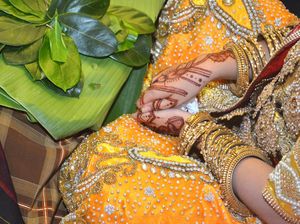 Wanita Batalkan Pernikahan Usai Pasangan Kalungkan Bunga ke Wanita Lain