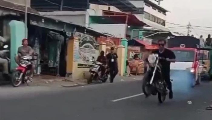 Insiden saat karnaval di Nganjuk yang membuat penonton terluka.