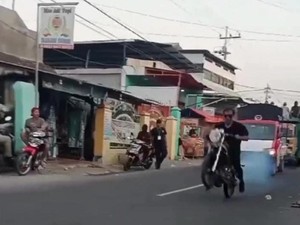 Pemotor Gagal Atraksi Standing di Karnaval Nganjuk Tabrak dan Lukai Warga