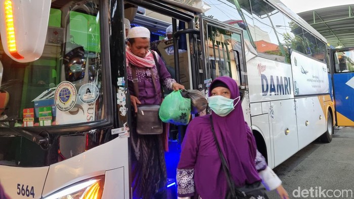 Jemaah haji kloter terakhir Debarkasi Surabaya.