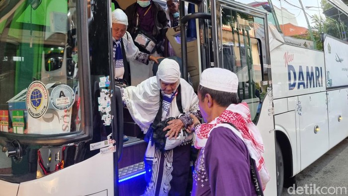 Jemaah haji kloter terakhir Debarkasi Surabaya.