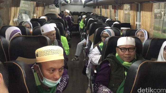 Jemaah kloter KJT-30 berada dalam bus perjalanan menuju Bandara AMMA Madinah, Minggu (21/7/2024).