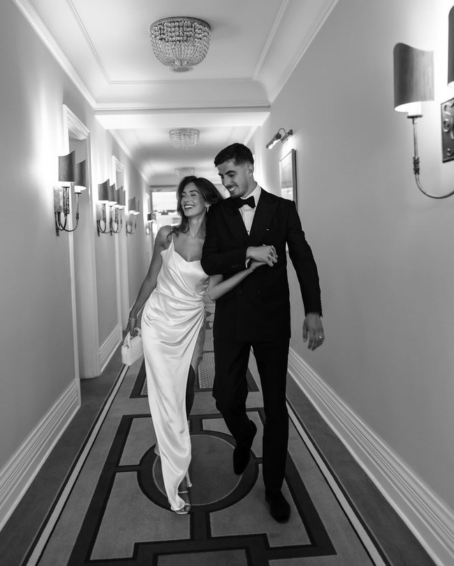 Sophia Weber pun berganti busana untuk acara resepsinya. Kala itu, ia memilih gaun strappy dengan sentuhan draperi. Keduanya hadir dengan belahan tinggi yang menonjolkan keindahan kaki wanita tersebut. Foto: Instagram Kai Havertz