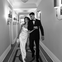 Sophia Weber pun berganti busana untuk acara resepsinya. Kala itu, ia memilih gaun strappy dengan sentuhan draperi. Keduanya hadir dengan belahan tinggi yang menonjolkan keindahan kaki wanita tersebut. Foto: Instagram Kai Havertz