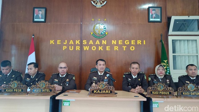 Kepala Kejari Purwokerto, Gloria Sinuhaji (tengah) memberikan keterangan kepada wartawan di kantornya, Senin (22/7/2024).