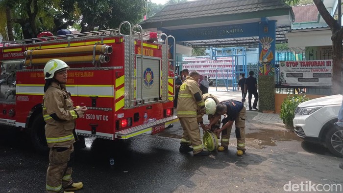 Kebakaran di gudang SMAN 82 Jakarta telah padam sekitar pukul 10.37 WIB, Senin (22/7/2024) siang.