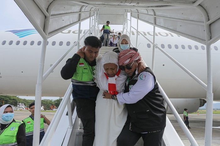 Petugas membantu seorang haji kloter BTJ-12 atau terakhir debarkasi Aceh yang sakit saat tiba di Bandara Internasional Iskandar Muda (SIM) Aceh Besar, Aceh, Senin (22/7/2024). Sebanyak 4.693 haji berserta petugas yang tergabung dalam 12 kloter debarkasi Aceh telah kembali ke Tanah Air usai menunaikan ibadah haji 1445 H, sementara jamaah Aceh berkurang 17 orang dari total 4.710 orang yang diberangkatkan karena 15 orang di antaranya meninggal dunia dan dua orang masih menjalani perawatan medis di Arab Saudi. ANTARA FOTO/Khalis Surry/tom.