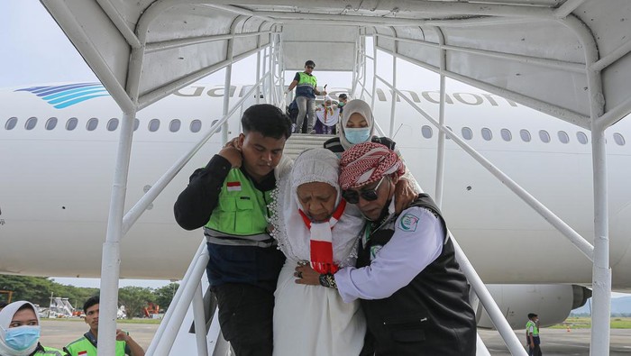 Kedatangan kloter terakhir jamaah haji Aceh Petugas membantu seorang haji kloter BTJ-12 atau terakhir debarkasi Aceh yang sakit saat tiba di Bandara Internasional Iskandar Muda (SIM) Aceh Besar, Aceh, Senin (22/7/2024). Sebanyak 4.693 haji berserta petugas yang tergabung dalam 12 kloter debarkasi Aceh telah kembali ke Tanah Air usai menunaikan ibadah haji 1445 H, sementara jamaah Aceh berkurang 17 orang dari total 4.710 orang yang diberangkatkan karena 15 orang di antaranya meninggal dunia dan dua orang masih menjalani perawatan medis di Arab Saudi. ANTARA FOTO/Khalis Surry/tom.