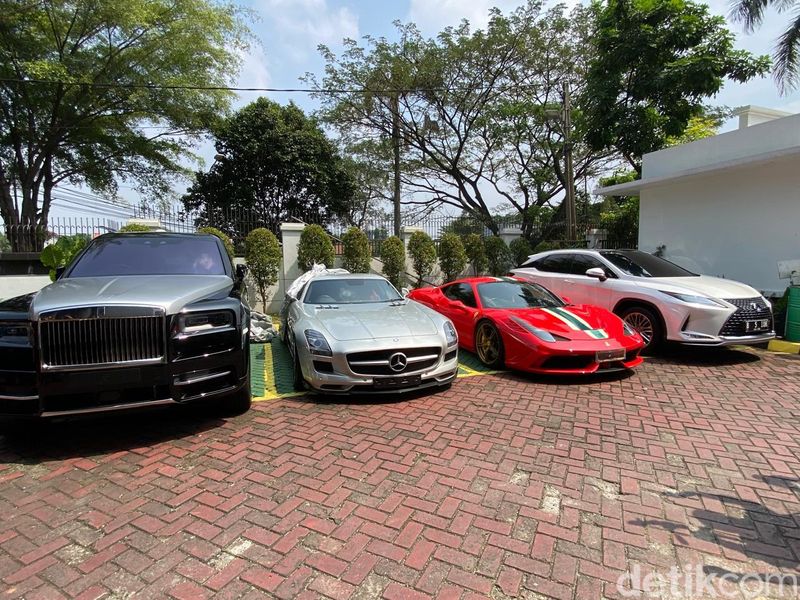Kejagung melimpahkan tersangka Harvey Moeis dan Helena Lim ke Kejari Jaksel. Kantor jaksa pun mendadak menjadi 'show room' mobil mewah (Ondang/detikcom)