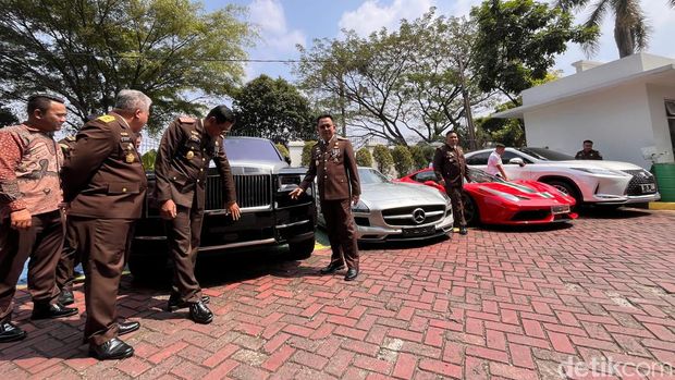 Kejagung melimpahkan tersangka Harvey Moeis dan Helena Lim ke Kejari Jaksel. Kantor jaksa pun mendadak menjadi 'show room' mobil mewah (Ondang/detikcom)