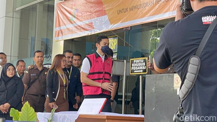Kejagung RI melimpahkan dua tersangka Crazy Rich PIK, Helena Lim, dan suami aktris Sandra Dewi, Harvey Moeis, beserta barang bukti kasus korupsi tata niaga komoditas timah di wilayah Izin Usaha Pertambangan (IUP) PT Timah Tbk tahun 2015-2022 (Rumondang/detikcom)