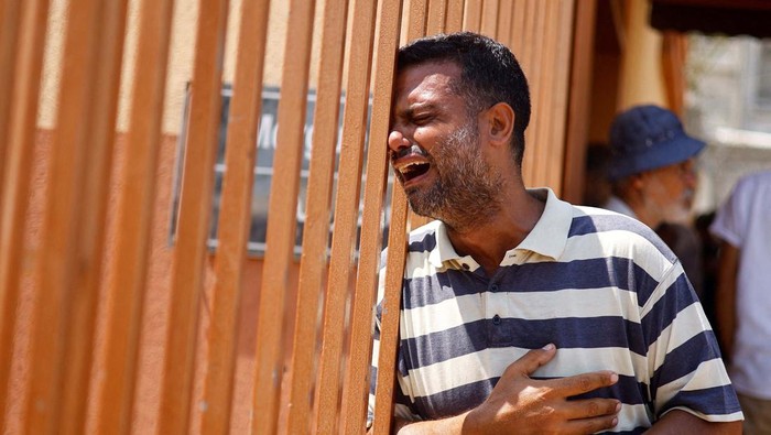 A relative of a Palestinian killed in an Israeli strike reacts at Nasser hospital, amid Israel-Hamas conflict, in Khan Younis in the southern Gaza Strip July 22, 2024. REUTERS/Hatem Khaled