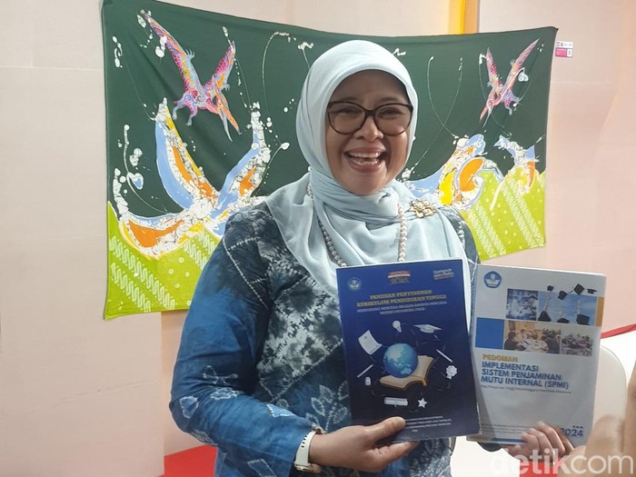 Kemendikbudristek luncurkan dua buku panduan khusus pendidikan tinggi terbaru.