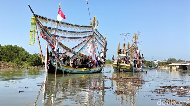 Kemeriahan tradisi petik laut di Pamekasan