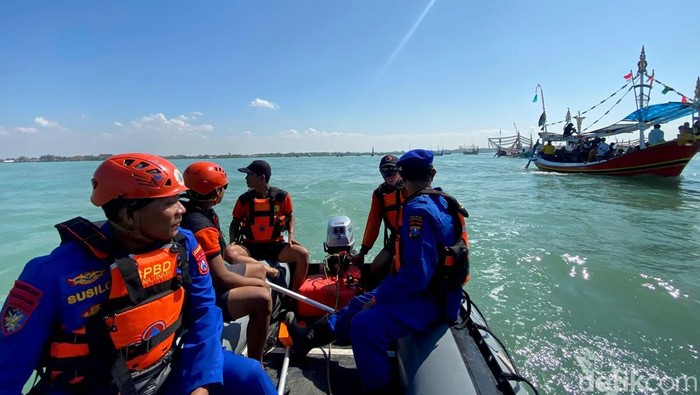 Kemeriahan Tradisi Petik Laut di Pamekasan