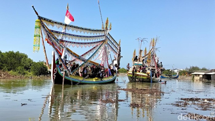 Kemeriahan Tradisi Petik Laut di Pamekasan