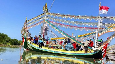 Kemeriahan Tradisi Petik Laut di Pamekasan