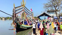 Mereka hendak menghantarkan sesajen yang berisikan kepala sapi hingga buah-buahan yang dikemas dalam sebuah miniatur perahu.