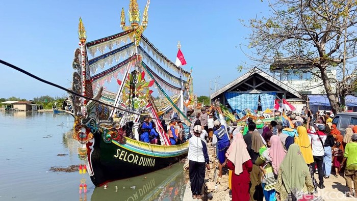 Kemeriahan Tradisi Petik Laut di Pamekasan