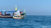 Miniatur kapal yang dilarung ke tengah lautan saat acara petik laut di Pamekasan.