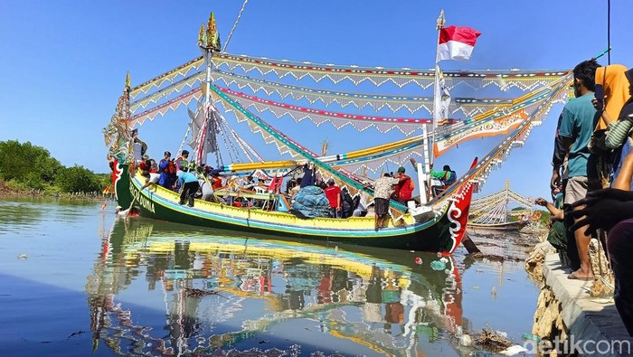 Kemeriahan tradisi petik laut di Pamekasan