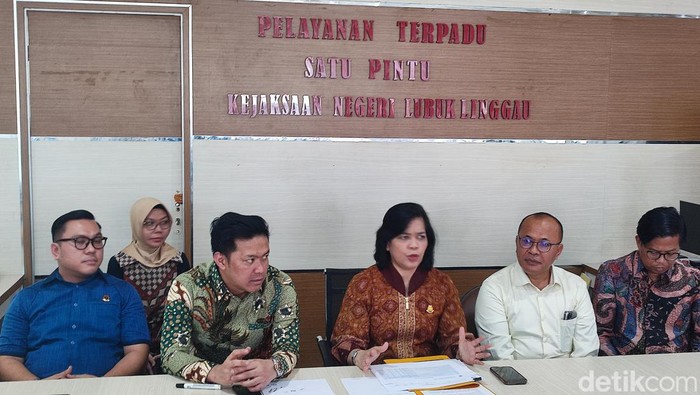 Kepala Kejari (Kajari) Lubuklinggau, Anita Asterida beserta kepala unit kejari lainnya.