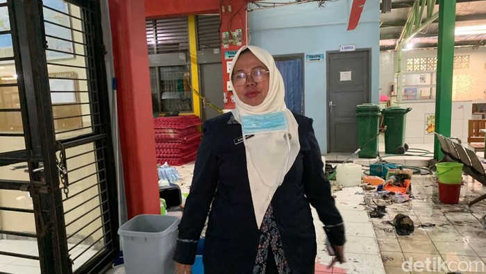 Kepksek SMAN 82 Jakarta Sugiyanti mengatakan para siswa terpaksa dipulangkan karena khawatir api membesar.