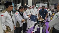 Proses pemulangan kloter terakhir jemaah haji Indonesia di Madinah ini dilepas langsung Konjen RI Yusron B. Ambary, Ketua PPIH Arab Saudi Nasrullah Jasam, dan Kadaker Bandara Abdillah beserta pejabat lainnya yang berada di Arab Saudi dan disaksikan seluruh Petugas Haji Daker Bandara. Jemaah haji Kloter KJT-30 dilepas di Paviliun 2 Bandara AMMA Madinah. (Foto: Dok Media Center Haji 2024)