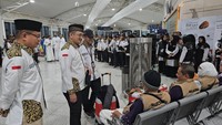 Kepulangan kloter yang berisi jemaah haji dari Kabupaten Majalengka, Kuningan, Cirebon, Indramayu, dan Subang ini sekaligus menjadi penanda berakhirnya operasional layanan Petugas Penyelenggara Ibadah Haji (PPIH) Arab Saudi Daerah Kerja (Daker) Bandara. Daker Bandara telah melayani kepulangan 212.719 jemaah dan 2.745 petugas kloter dalam 553 kloter. (Foto: Dok Media Center Haji 2024)