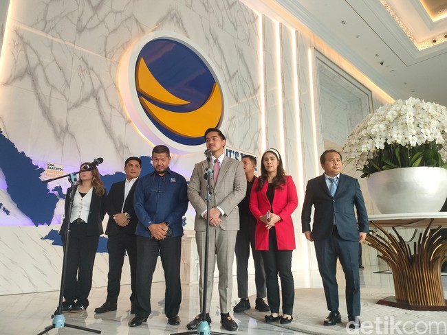 Tampilan yang lebih formal diberikan Kaesang dalam pertemuannya dengan Ketua Umum Partai Nasional Demokrat (NasDem) Surya Paloh. Jarang-jarang ia bersolek necis dengan setelan jas lengkap berdasi. (Dwi/detikcom).