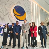 Tampilan yang lebih formal diberikan Kaesang dalam pertemuannya dengan Ketua Umum Partai Nasional Demokrat (NasDem) Surya Paloh. Jarang-jarang ia bersolek necis dengan setelan jas lengkap berdasi. (Dwi/detikcom).