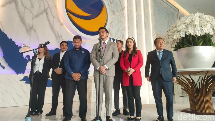 Ketum PSI Kaesang Pangarep tampil rapi mengenakan setelan jas bertemu dengan Ketum NasDem Surya Paloh. (Dwi/detikcom).