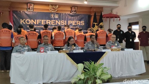Konferensi pers penangkapan 10 WN China pelaku perdagangan ilegal secara online di Kantor Imigrasi Ngurah Rai, Badung, Bali, Senin (22/7/2024). (Agus Eka Purna Negara/detikBali)