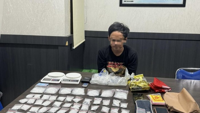 Kurir sabu bernama Randu atau RS (27) ditangkap Polda Bangka Belitung.